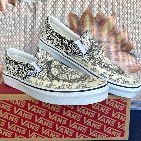 Vans WMNS Classic Slip-0n
(Ouroboros) Black/Tr Wht
VN0A4U38WT8
Sneakers - Picture 7 of 16